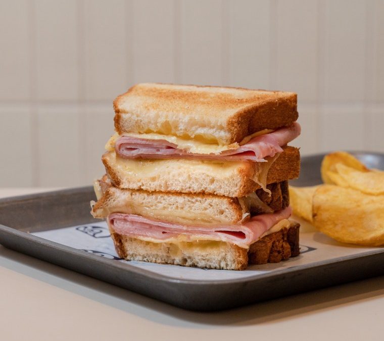 Celebra el Día Mundial del Sándwich Mixto en CASA NEUTRALE