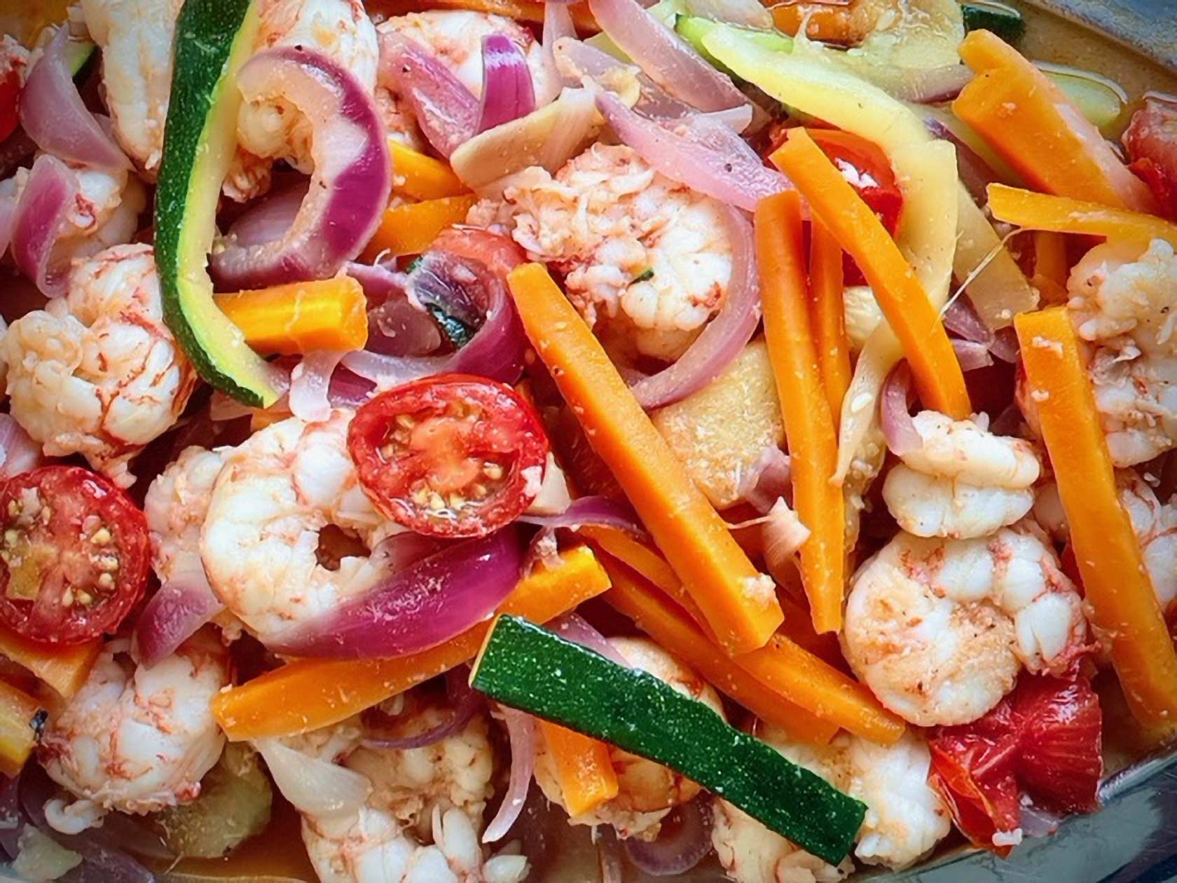 Wok de langostinos, verduras y tomates Cherry • Sibarita Magazine