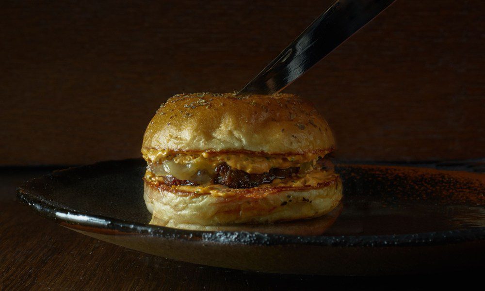 La burger de ABYA, con el sello de Aurelio Morales, para celebrar el Día Internacional de la Hamburguesa
