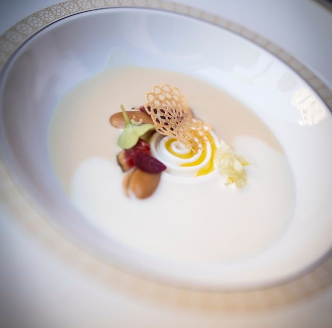 Cenar en un convento del siglo XVI: El Claustro se convierte en el plan más especial del verano en Granada