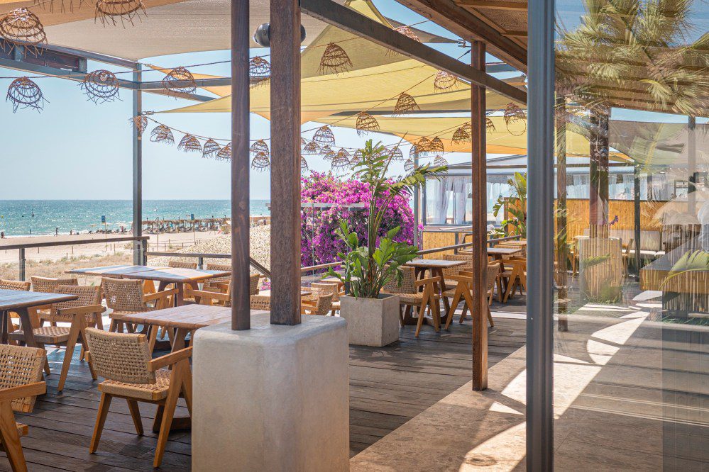 Los chiringuitos y beach clubs donde seguir exprimiendo agosto frente al mar